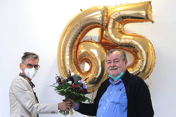 Geschäftsführerin Susanne Schickel (links) gratuliert Jubilar Hartmut Kasper zum Geburtstag